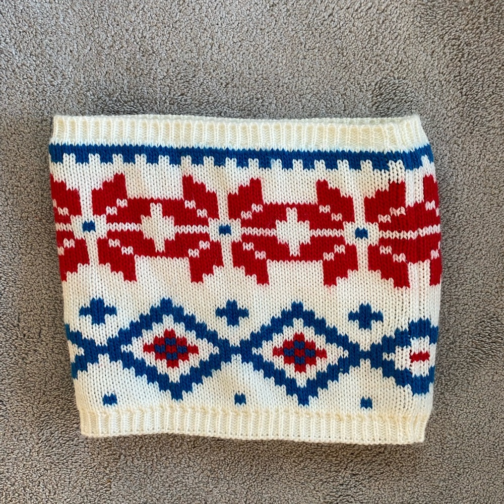 Cozy Knit Patterned Scarf - Red and Blue